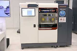 展示されていたアディティブマニュファクチャリング（AM）機である「LASERTEC 30 SLM」は日本初披露！　工作機械メーカーだからこそのクラス最小のフロアスペースと一体型の材料粉末調整システムによる効率化が強みだ。