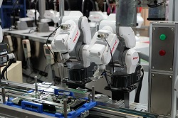 1㎏可搬ミニロボットは世界最小６軸設計