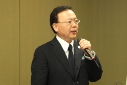 140517碌々産業 あいさつする海藤社長
