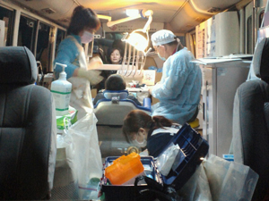 110422キングb 車内で治療を受ける子供も一安心