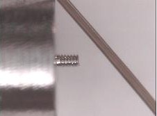 111226日進工具(3) S0.1おねじ髪の毛との比較(黒い線が髪の毛)