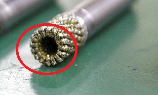 13010110 丸印で囲まれたオイルホールにまでコーティングが施してあり、技術の高さを知ることができる。