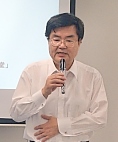 131006メカトロ2 説明する岩波社長