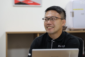 191008top2 DLEシリーズの市場要望について説明をする中山さん