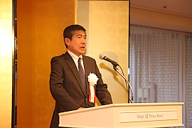 140211フルードパワー2 あいさつする小川経産省大臣官房審議官