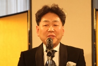 140331金型1 挨拶する小原天青会会長