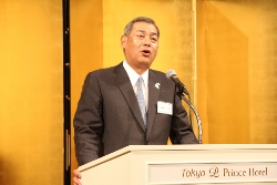 あいさつする梶本会長