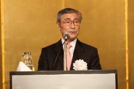 あいさつする花木会長