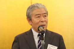 あいさつする千葉会長