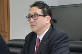 説明する坂井新社長