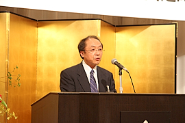 140619金型 あいさつする牧野会長