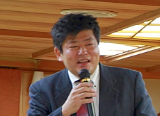 あいさつする岩田社長