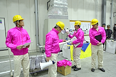 ピンクのジャケットを着用した職員に案内してもらう