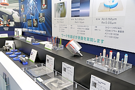 160506in13 ブース内はバリ取り自動化について来場者がすぐに理解できるようになっていた。