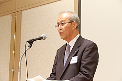 160606フルードパワー1 あいさつする田中新会長