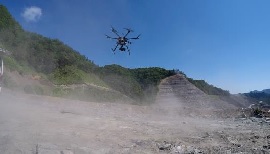 160801日立建機ドローン2 測量に飛び立つドローン
