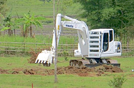 160920コマツ1 新たに開発した対人地雷除去機(不発弾処理用)ベースモデルはコマツ製中型油圧ショベルPC130-8