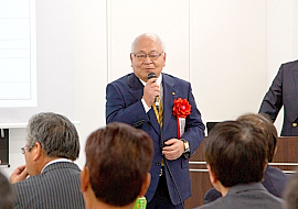 161219アマダ3 あいさつする岡本満夫会長兼CEO
