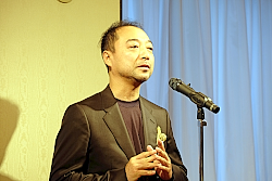 あいさつする野口新会長