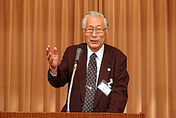 170530金型工業会1 あいさつする加藤東部支部長
