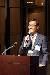 あいさつする鶴巻 加工事業カンパニープレジデント