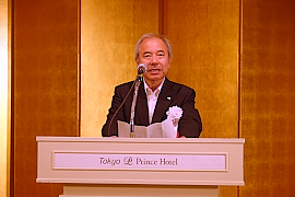 あいさつする稲葉会長