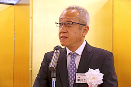 あいさつする中川会長