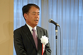 170626工具1 あいさつする牛島新会長