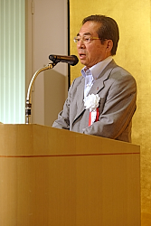 170626日工販1 あいさつする冨田会長