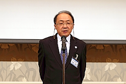 170626金型1 あいさつする牧野会長