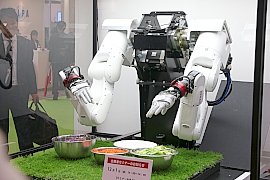 171218ロボット4デンソー こちらはベッコフオートメーションのブースにて。複雑なプログラムを組む必要がないロボットに近未来を感じた。