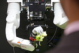 171218ロボット3デンソー 複雑な指の動きは人間そのもの!