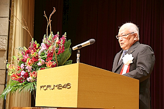 あいさつする岡本理事長