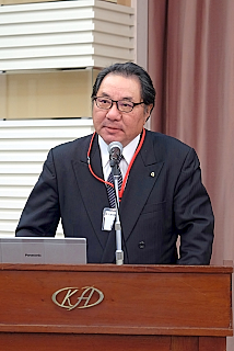 180312top3 力強いあいさつをする石井社長