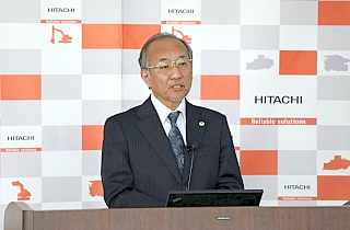 180326日立建機1 説明する太田執行役常務