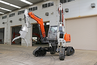 180413日立建機 四脚クローラを採用した双腕型コンセプトマシン