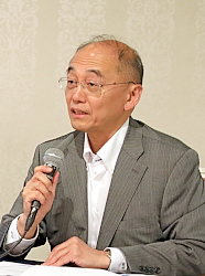 180524ロボット 説明をする冨士原専務理事