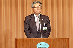 あいさつする鈴木新東部支部長