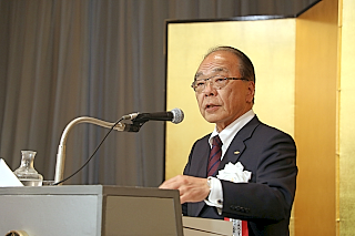 あいさつする飯村会長