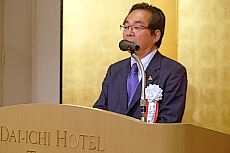 180627日工販1 あいさつする冨田会長