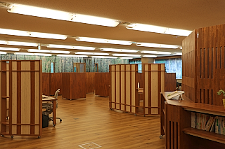 180628top5 先端技術研究センター内は自然をイメージしたつくり。リラックスできる空間だ。