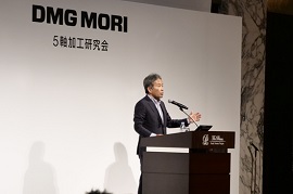 180818DMGMORI1 あいさつをする森社長