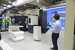 近未来の加工現場を想像できる展示。
