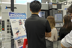 「MB-46VA STANDROID」を見つめる多くの来場者