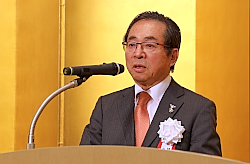 190129日工販1 あいさつをする冨田会長