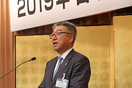 あいさつをする鈴木東部支部長