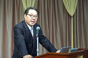 190301top3 力強いあいさつをする石井社長