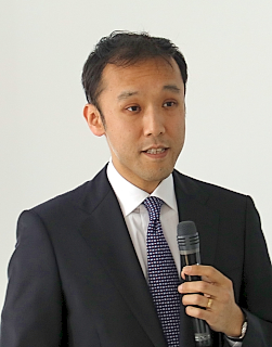 190402牧野精機2 説明する清水社長