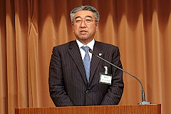 あいさつをする鈴木支部長