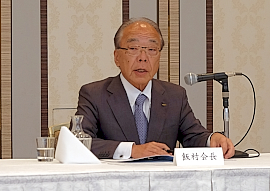 190616日工会1 会見の席で工作機械業界を取り巻く環境等を説明する飯村会長